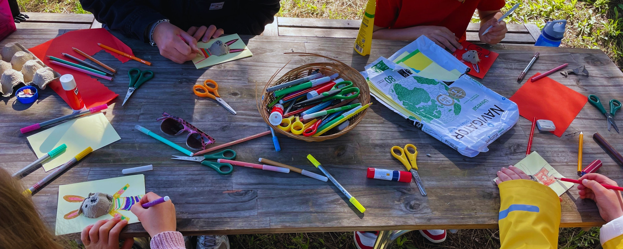 Kinder basteln zusammen