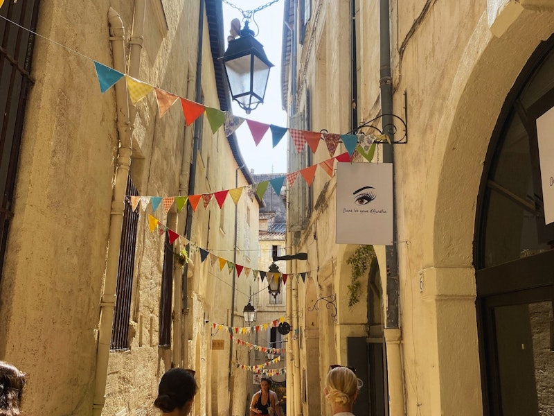 Eine enge Gasse in Frankreich