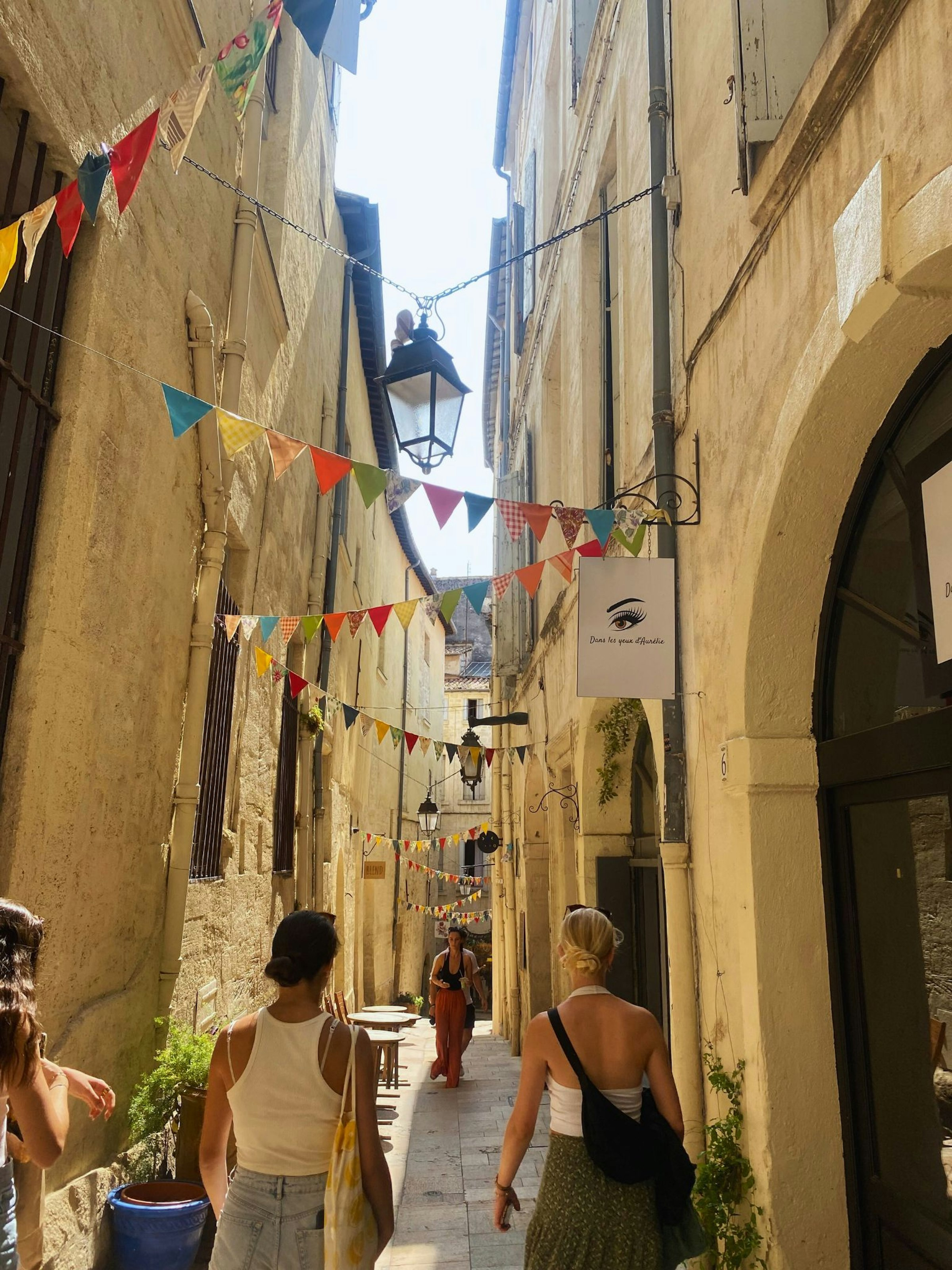 Eine enge Gasse in Frankreich