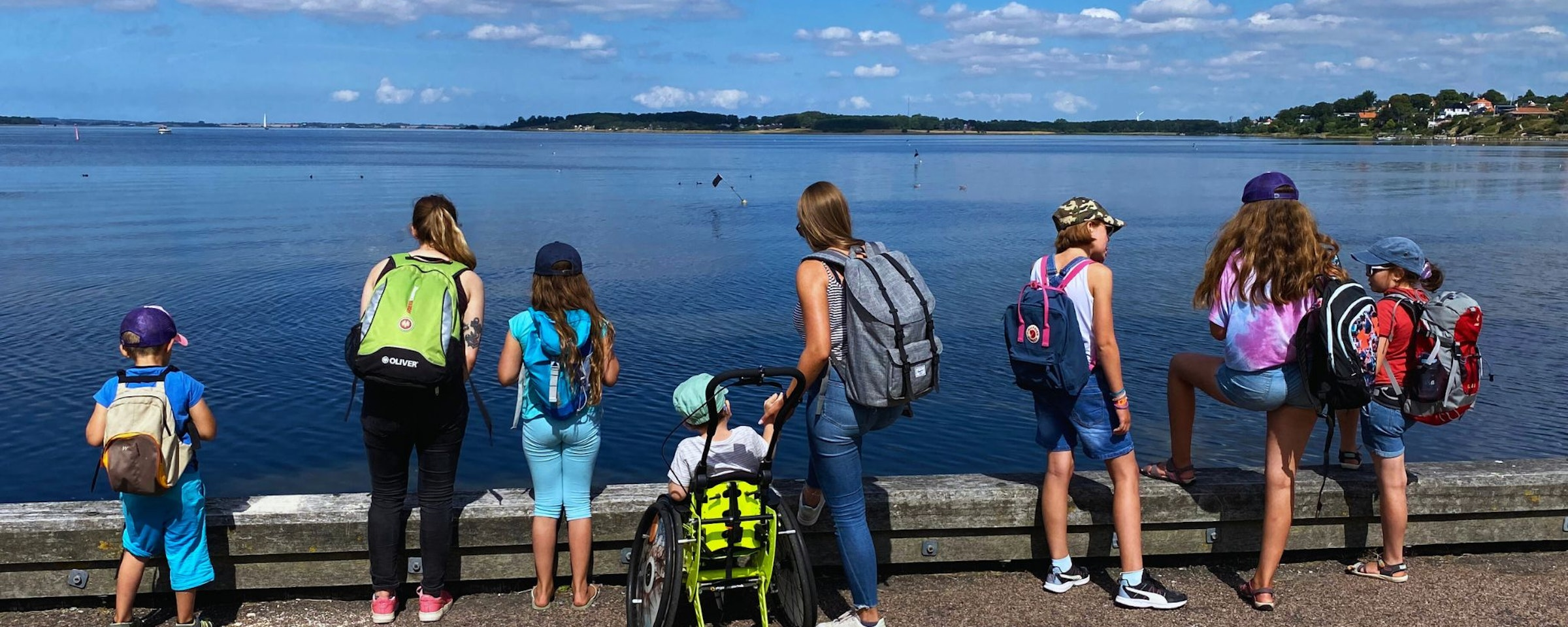 Kinder blicken auf einen See