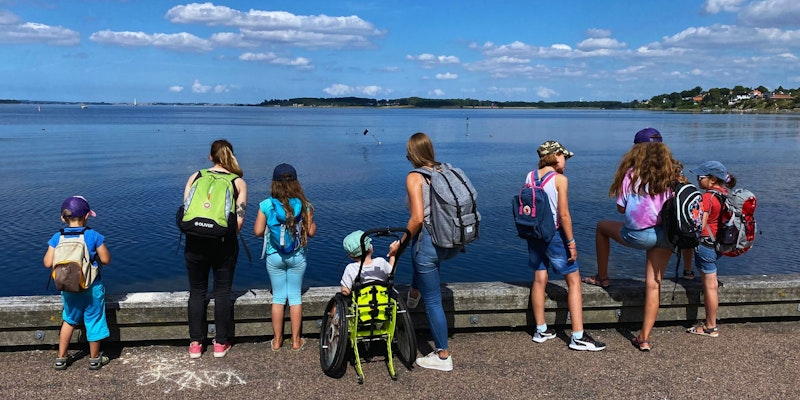 Kinder blicken auf einen See