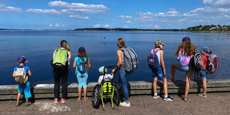 Kinder blicken auf einen See