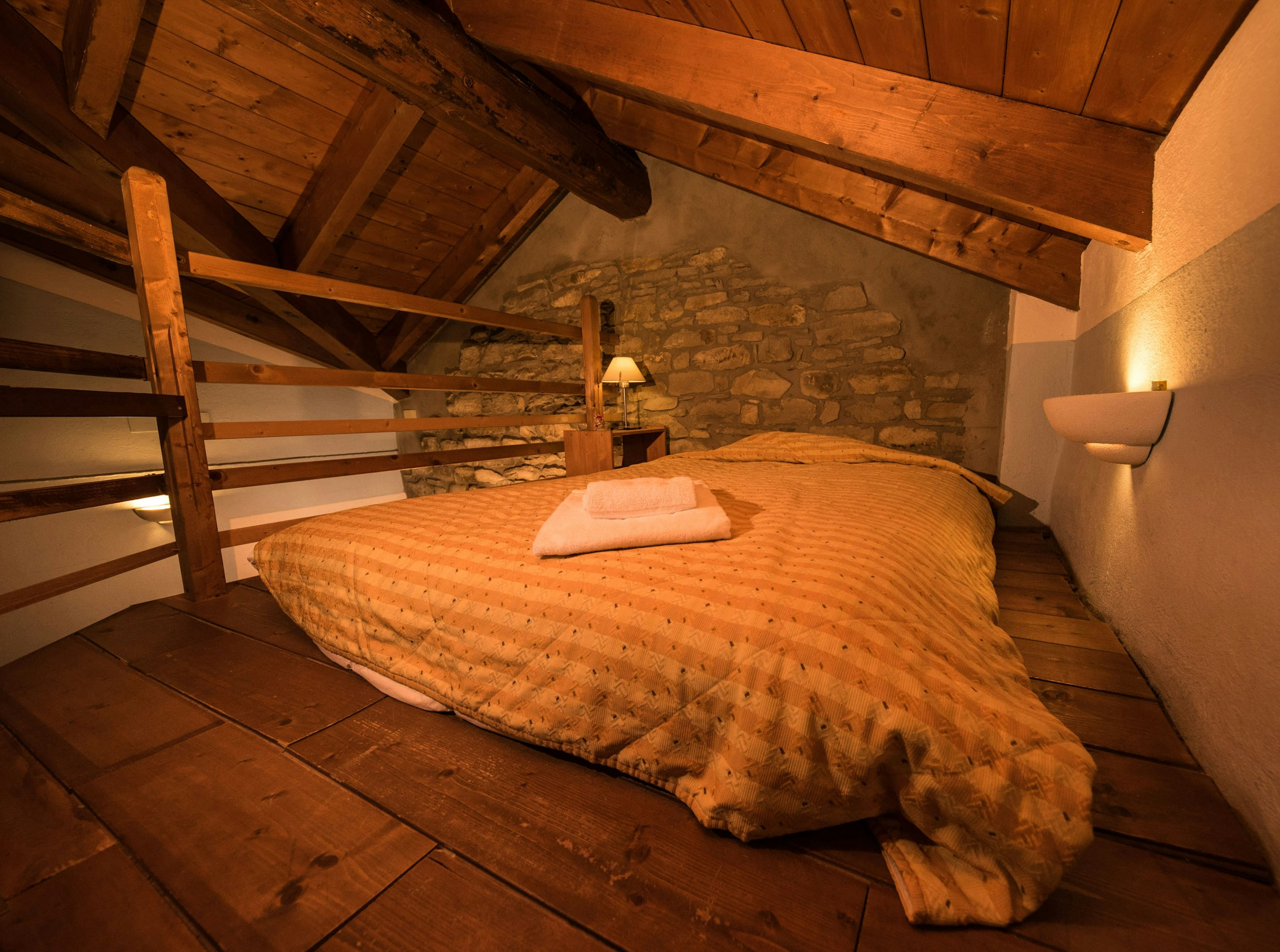 Doppelbett auf Schlafempore
