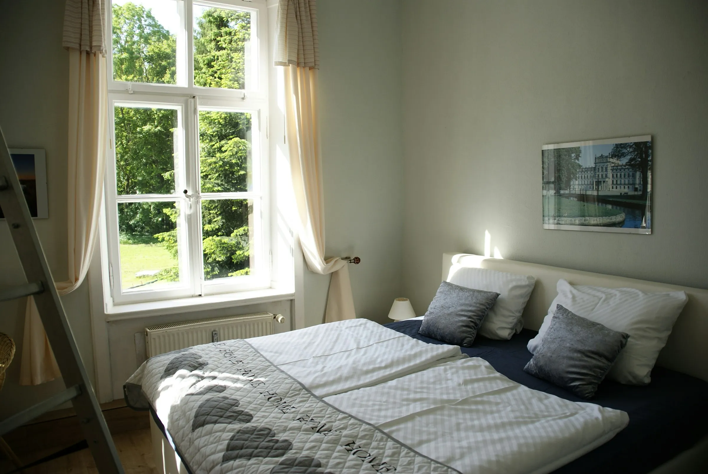 Schlafzimmer mit Doppelbett