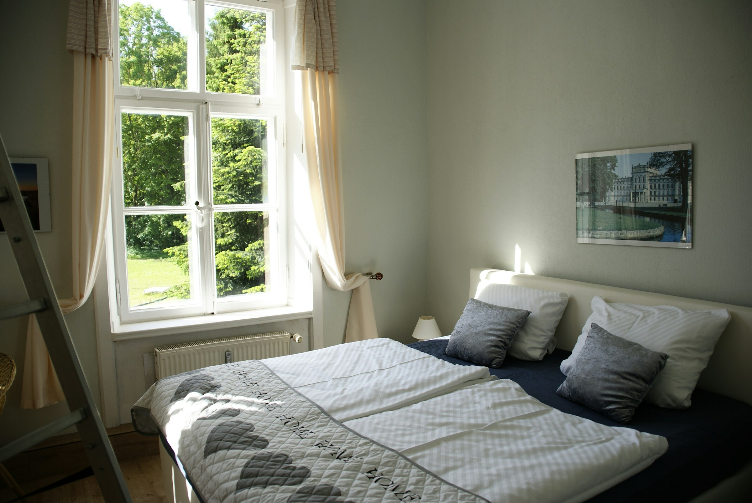 Schlafzimmer mit Doppelbett