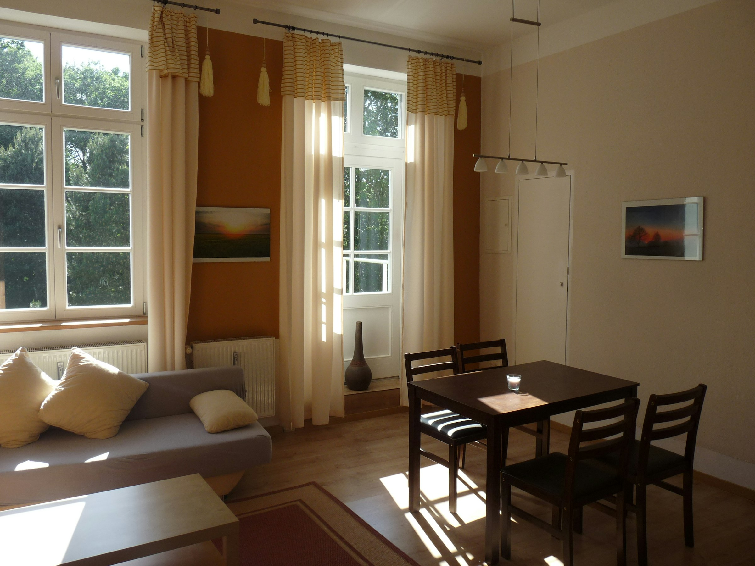 Wohnbereich mit Tisch