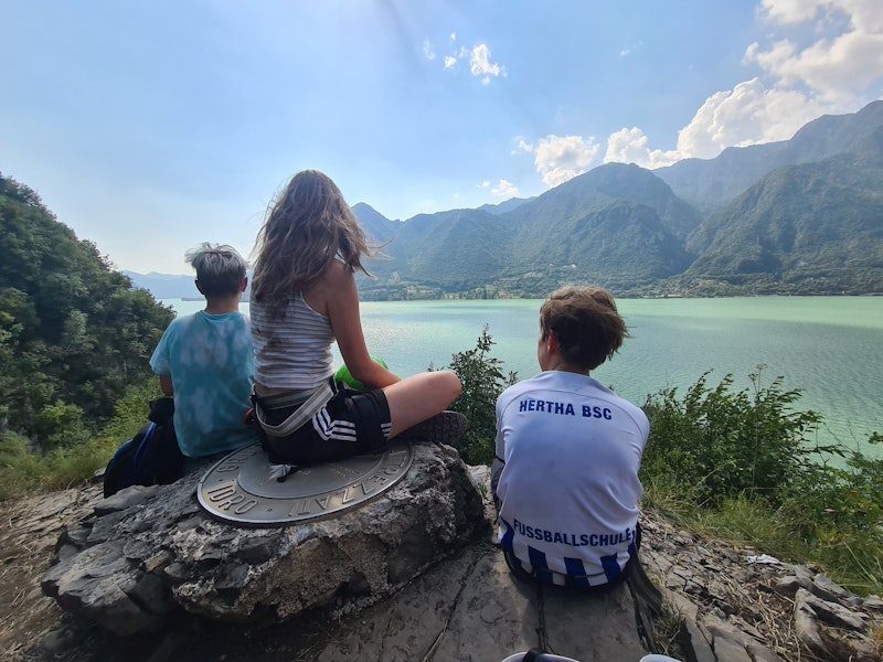 Jugendliche am Seeufer in Italien