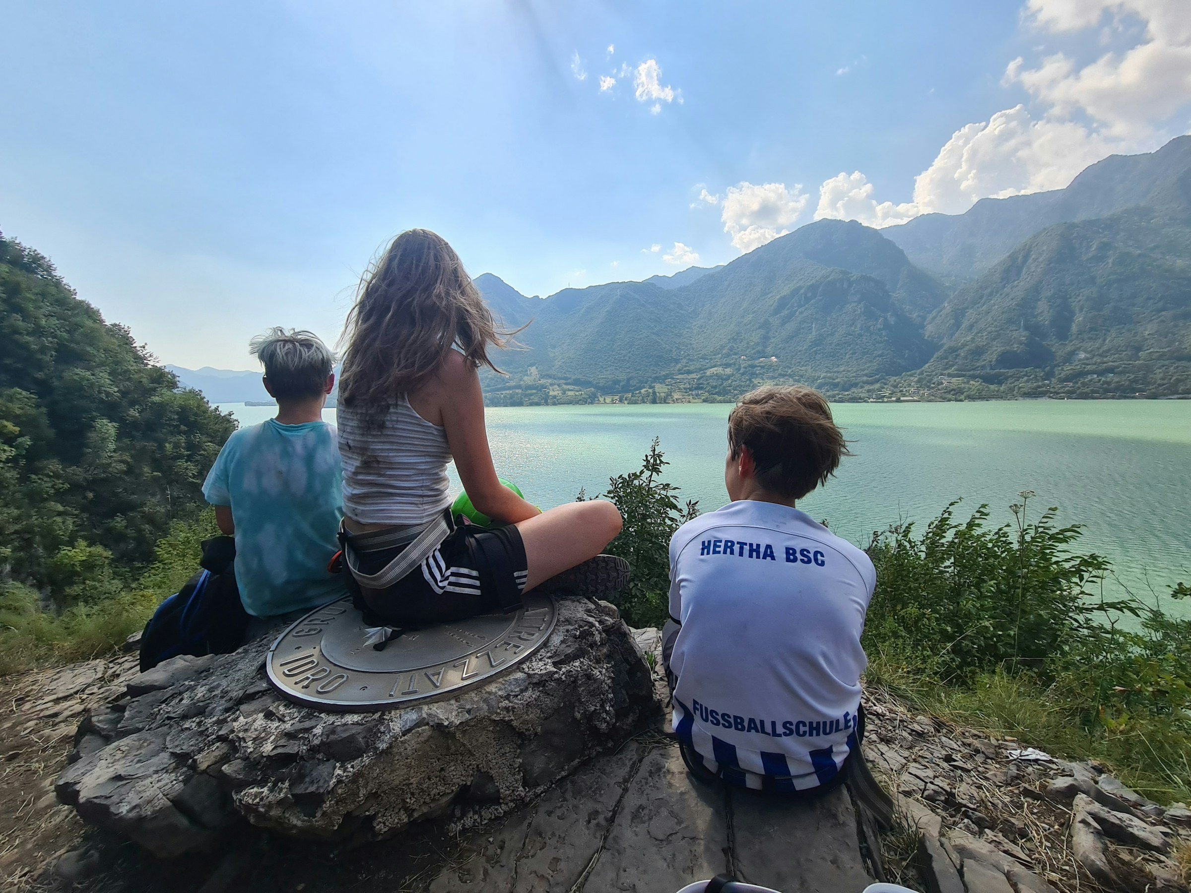 Jugendliche am Seeufer in Italien