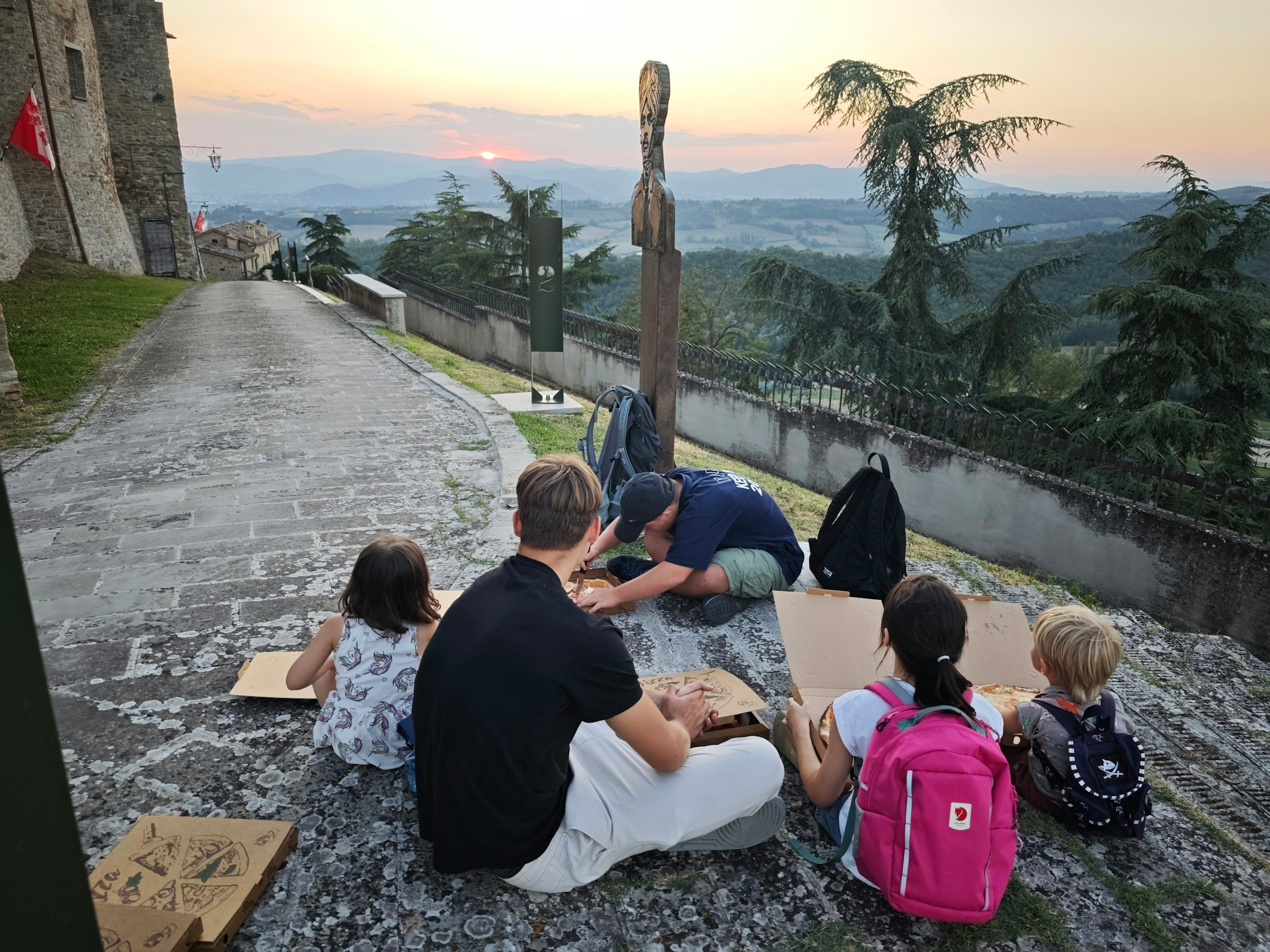 Kinder spielen auf einer Treppe