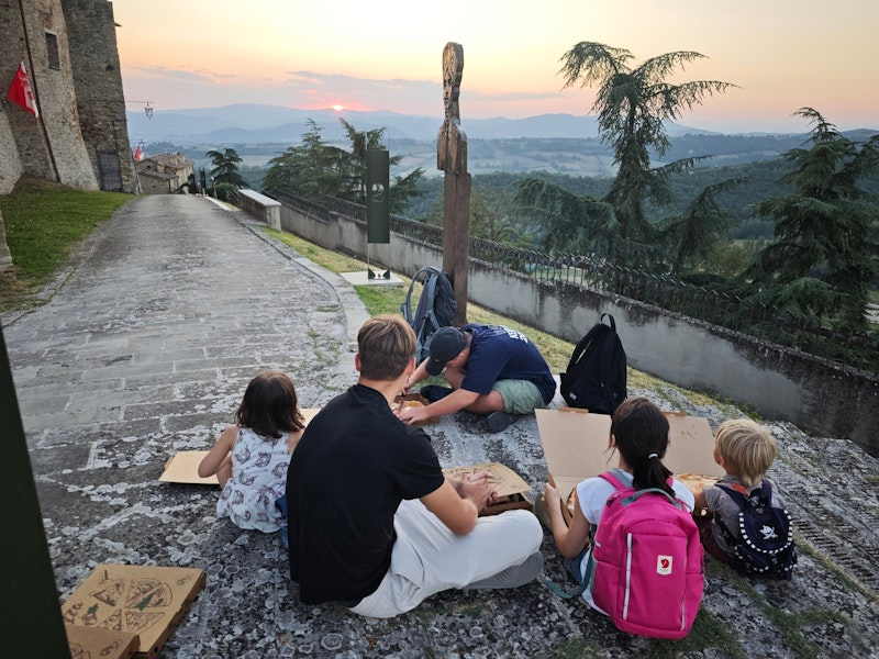 Kinder spielen auf einer Treppe