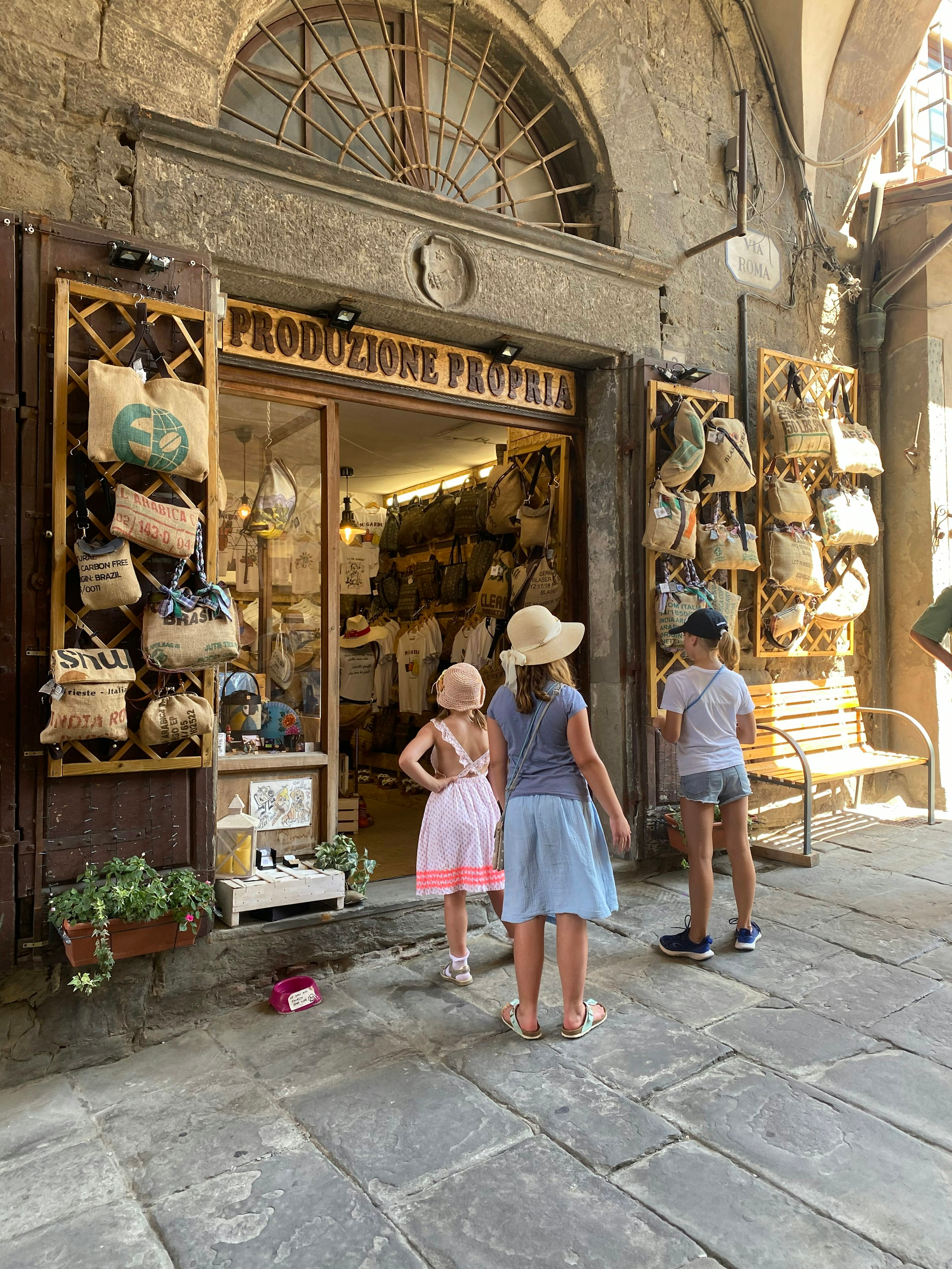 Kinder in Italienischer Stadt