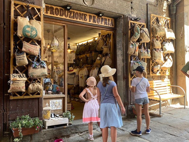 Kinder in Italienischer Stadt