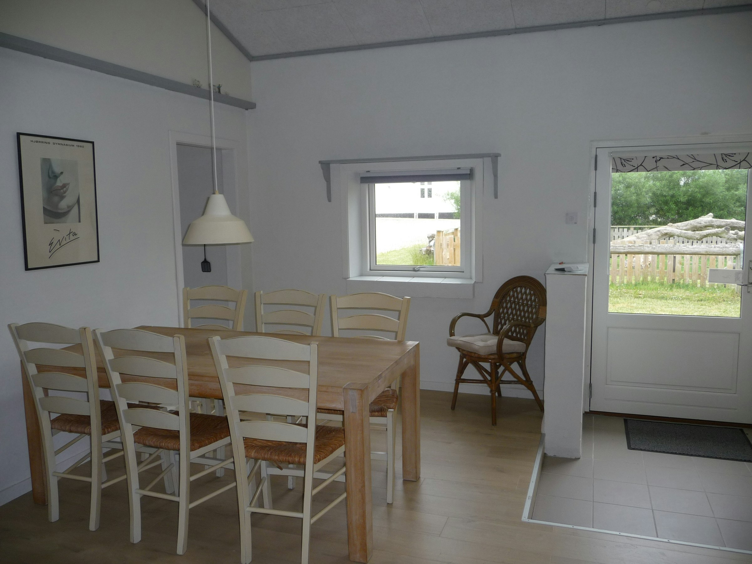 Wohnzimmer mit Tisch