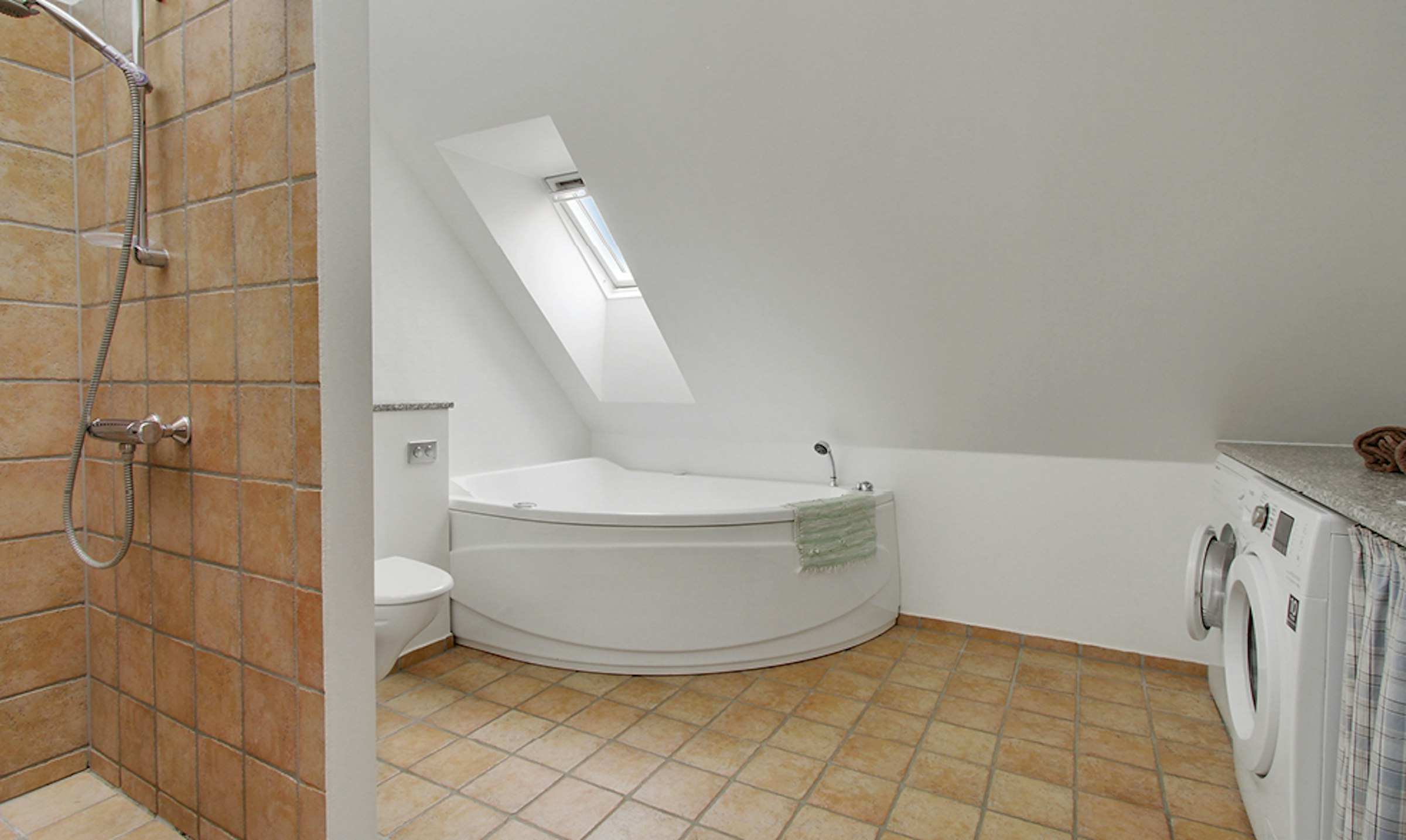 Bad mit Wanne und Dusche