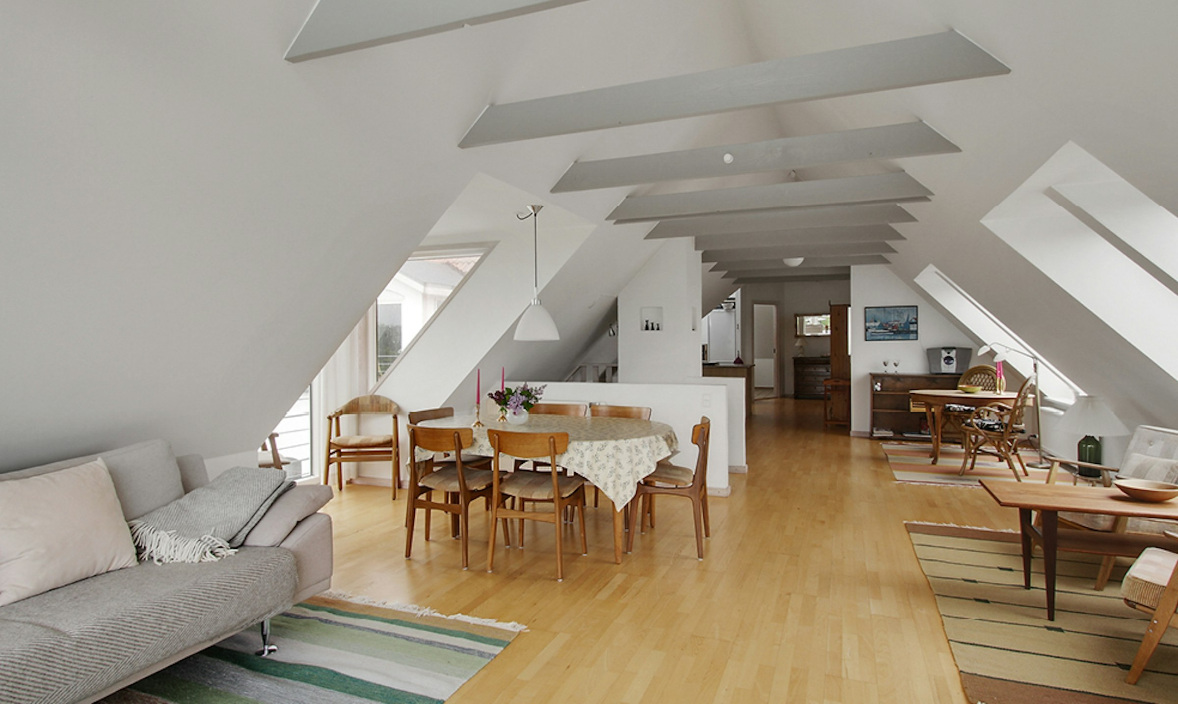 Großer Wohnraum unter dem Dach