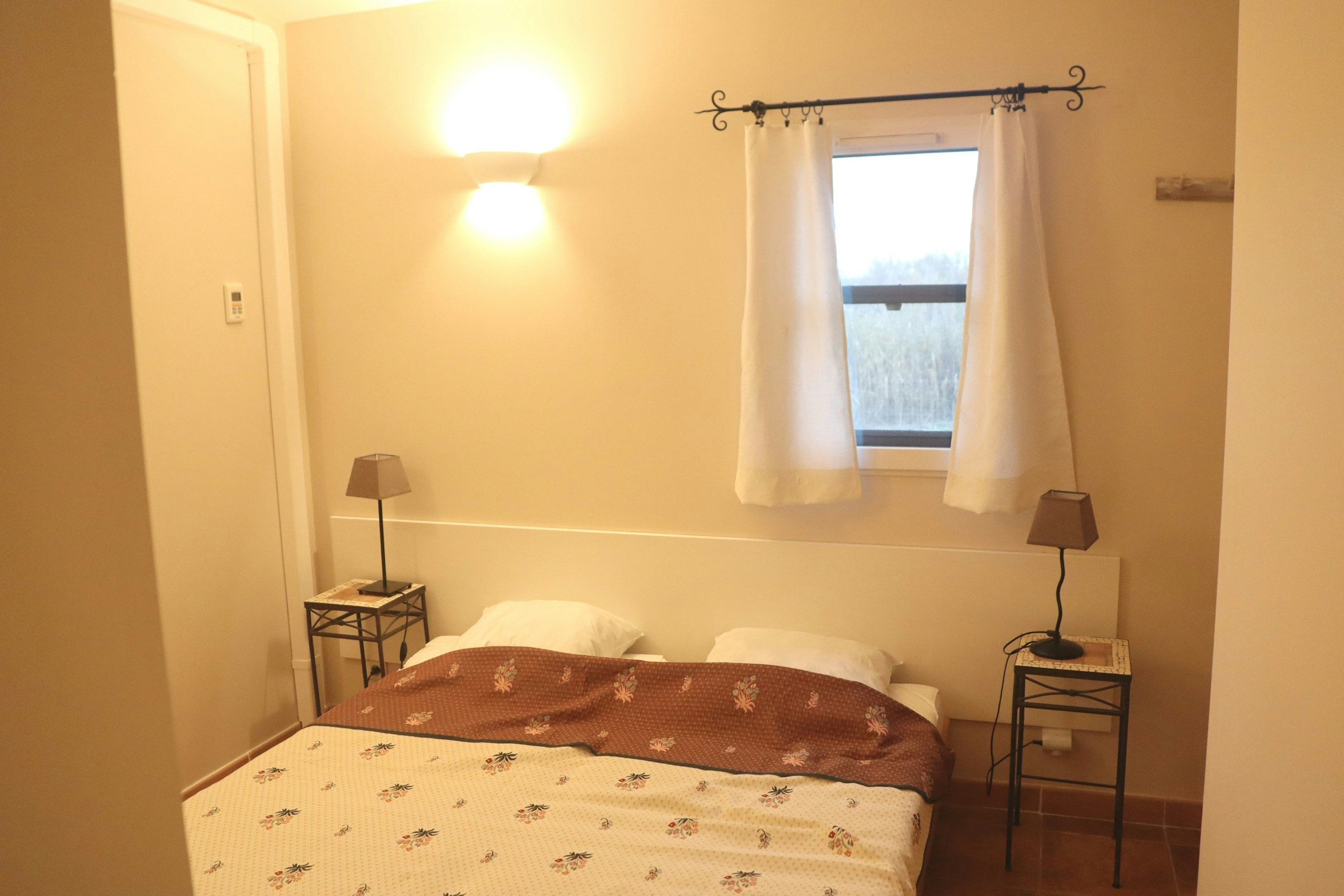 Schlafzimmer mit Doppelbett