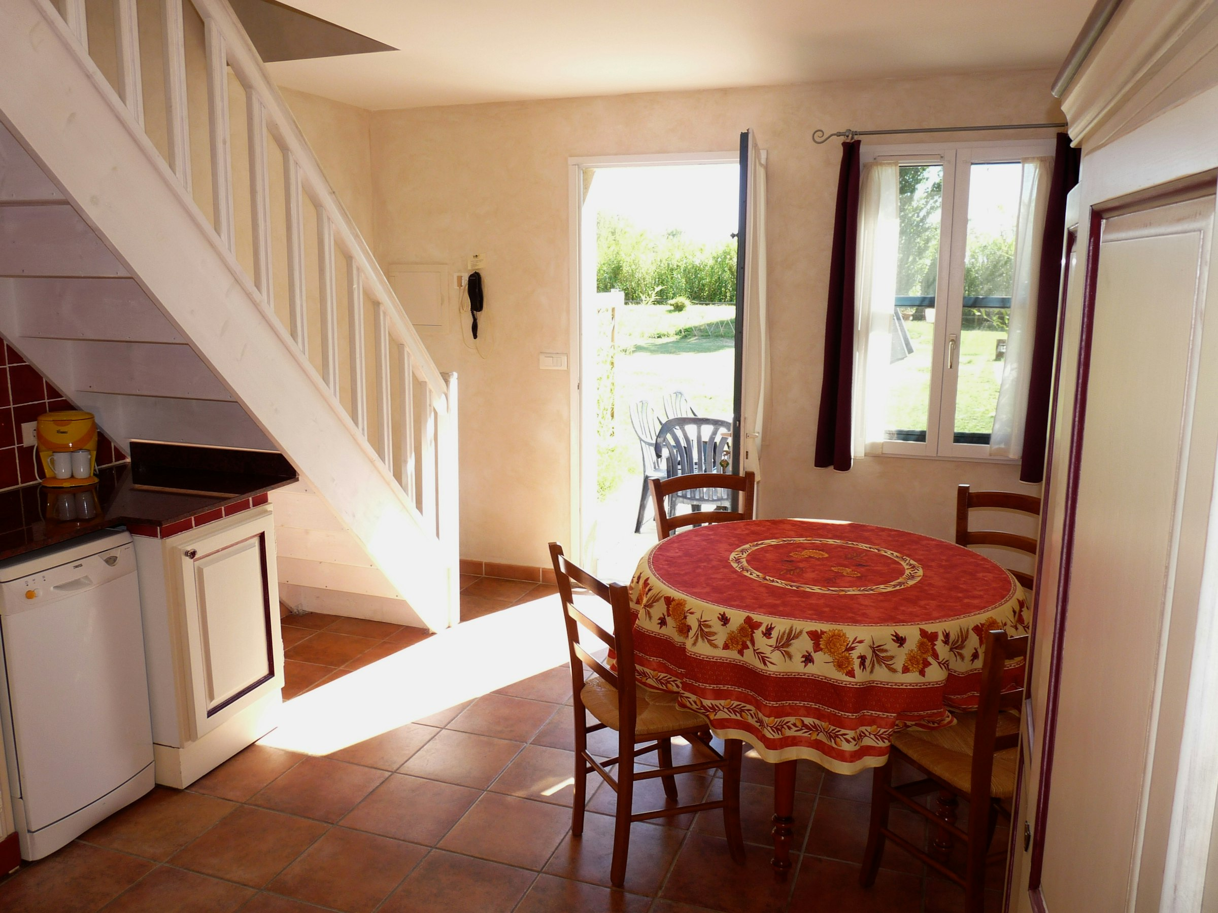 Wohnküche mit Tisch