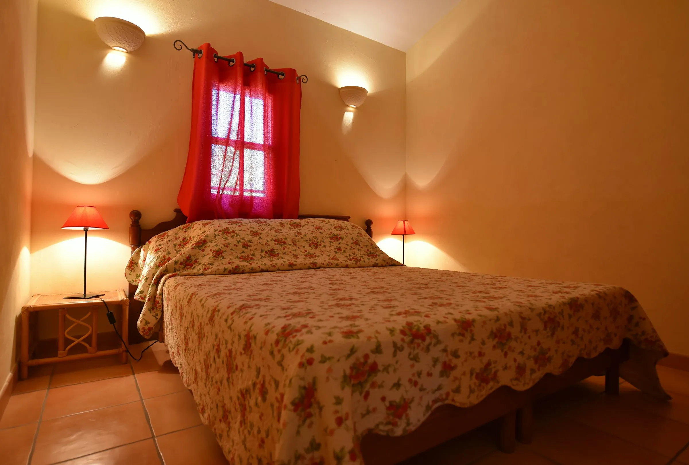 Schlafzimmer mit Doppelbett