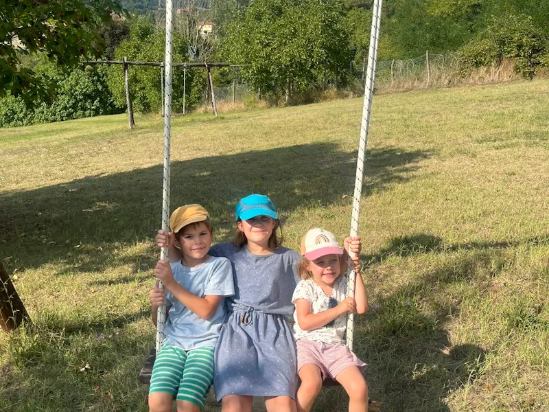 Kinder schaukeln