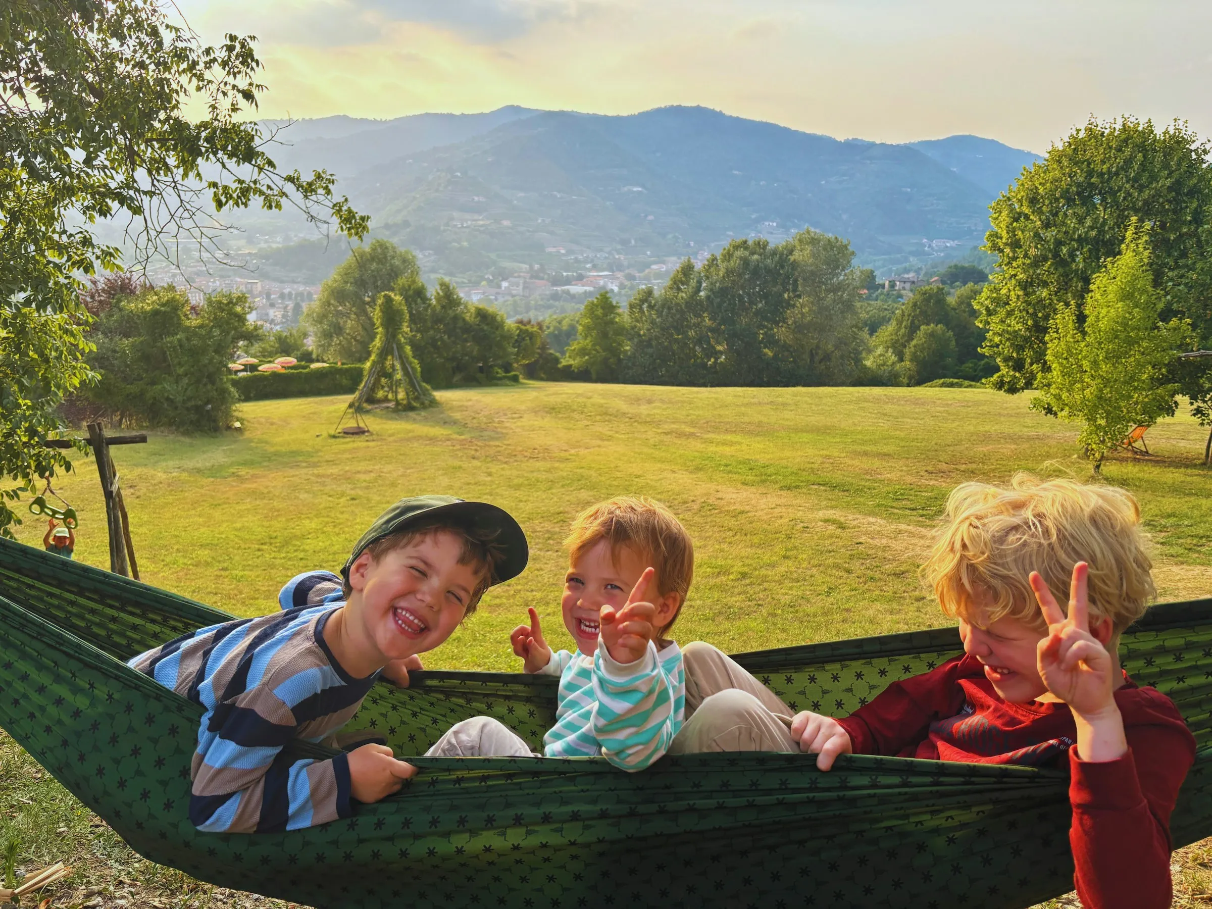 3 Kinder in der Hängematte