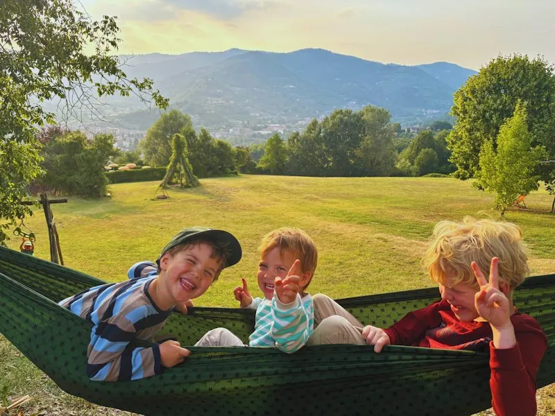 3 Kinder in der Hängematte
